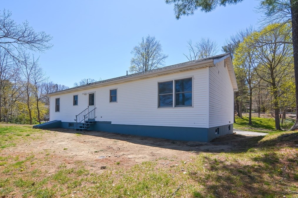 369 Thompson Rd, Webster MA  01570-1505 exterior