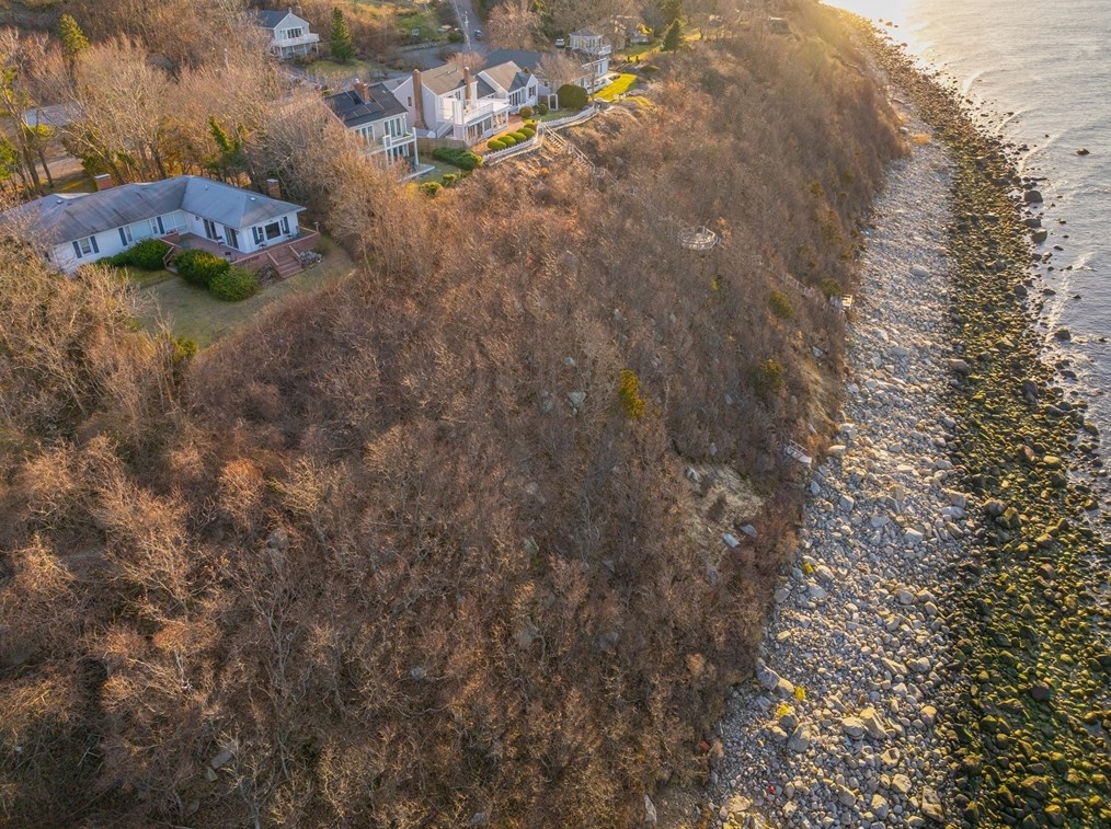 156 Bay Shr Dr, Plymouth MA 02360-2070 exterior