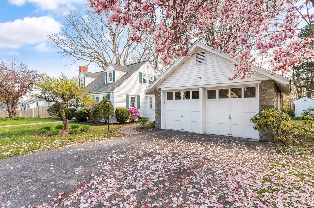 25 Hillview Rd, Westwood, MA 02090 exterior