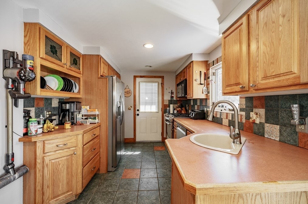 81 Richview Ave, South Hadley MA 01075-2026 exterior