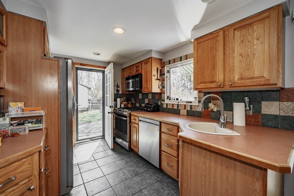 81 Richview Ave, South Hadley MA 01075-2026 exterior