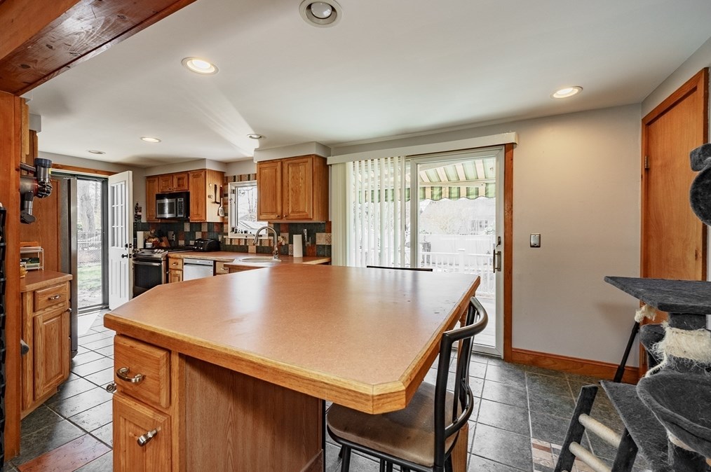 81 Richview Ave, South Hadley MA 01075-2026 exterior