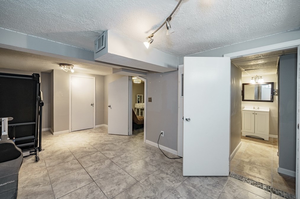 81 Richview Ave, South Hadley MA 01075-2026 exterior