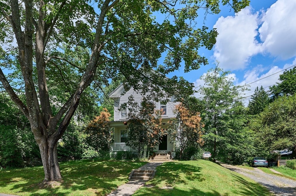 62 Taylor St, Amherst, MA 01002