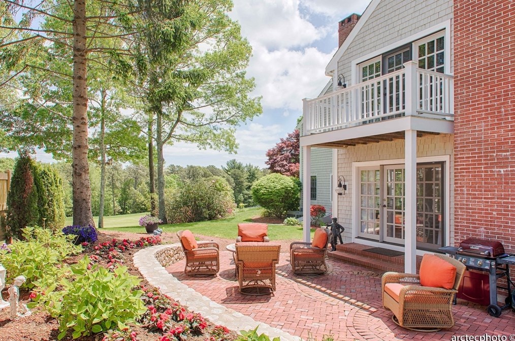 209 Dunrobin Rd, Mashpee, MA 02649 exterior