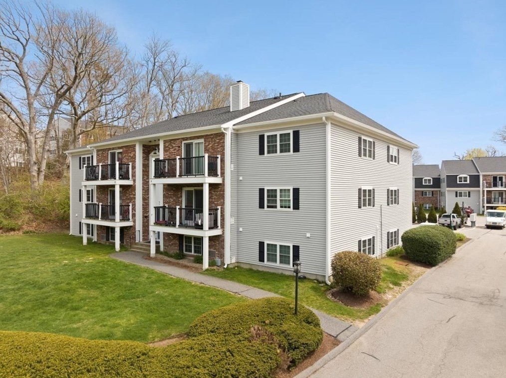 1 Chapel Hill Dr #10, Plymouth, MA 02360