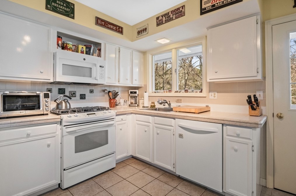 222 Chippingstone Rd, Chatham MA 02633-1201 exterior