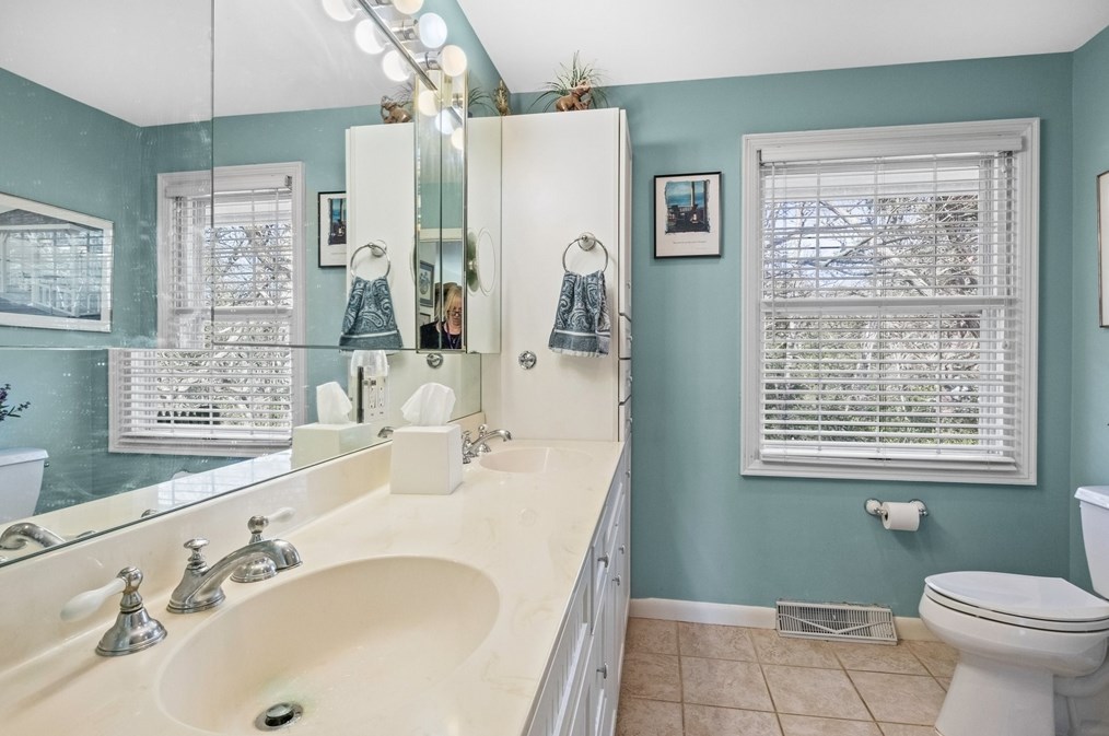 222 Chippingstone Rd, Chatham MA 02633-1201 exterior