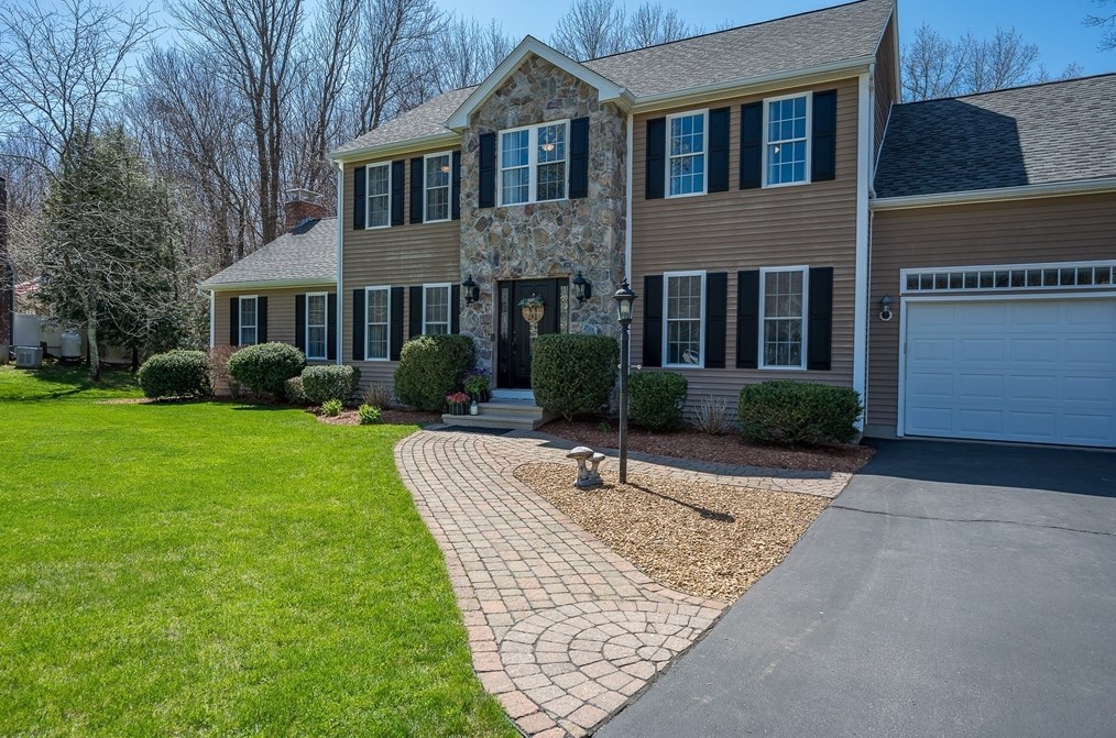 24 Hilltop Farm Rd, Auburn, MA 01501-3359