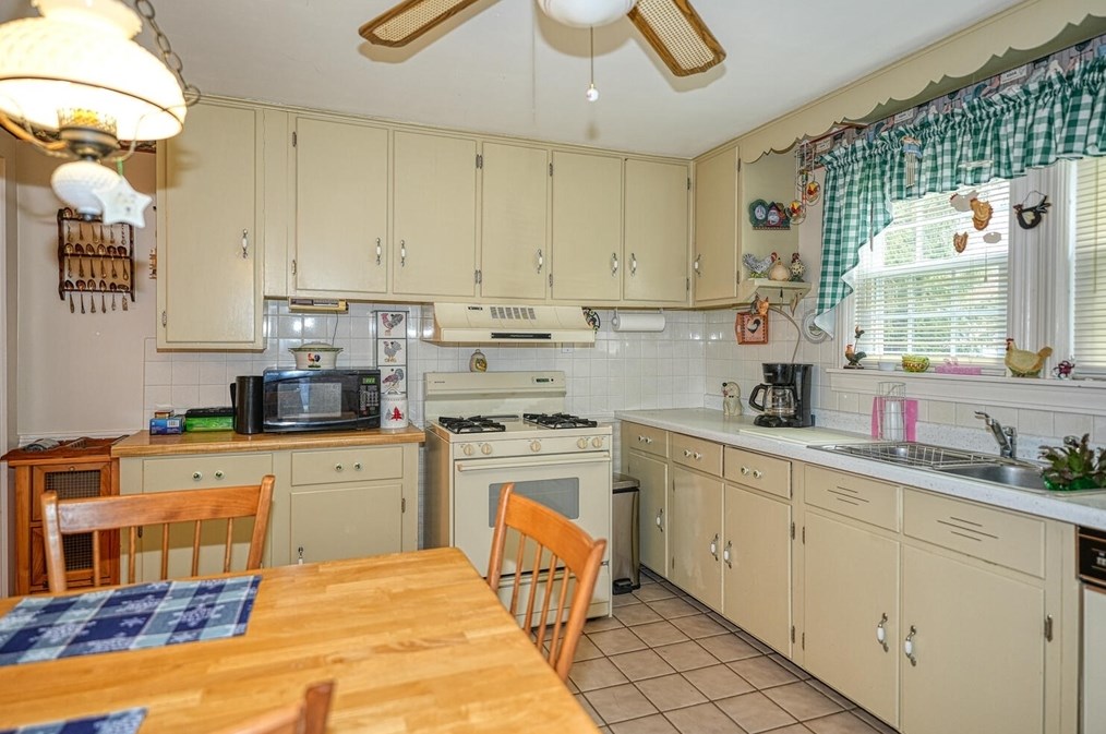 325 Church St, Northborough MA 01532-1230 exterior