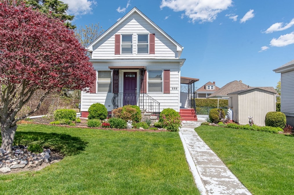 233 Richard St, Dartmouth, MA 02748-2612