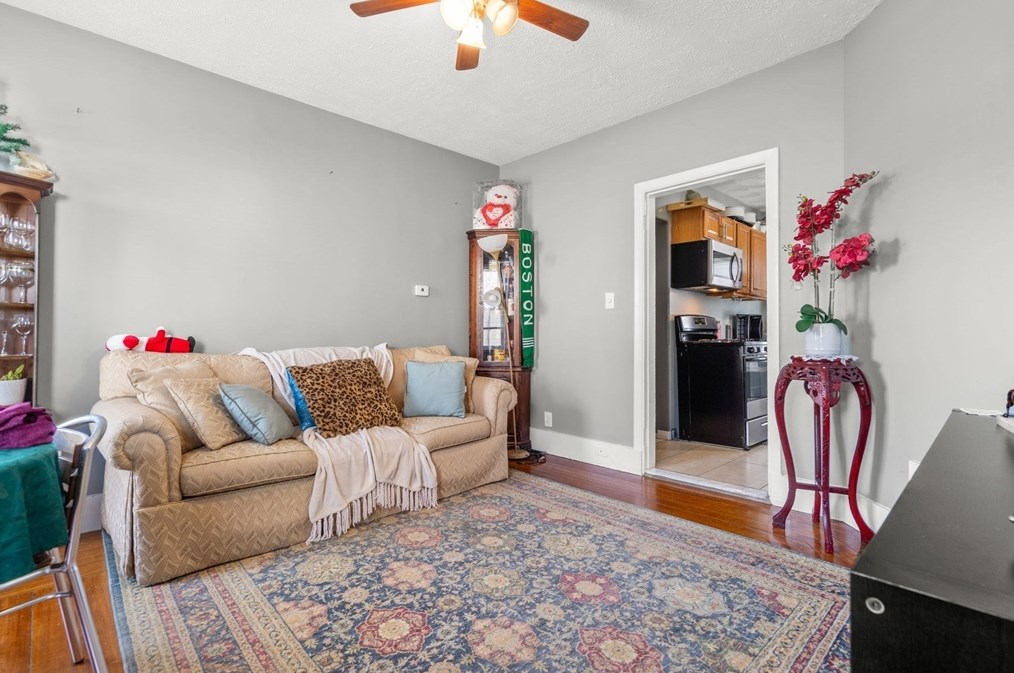 9 Calhoun Ave, Everett MA  02149-5208 exterior