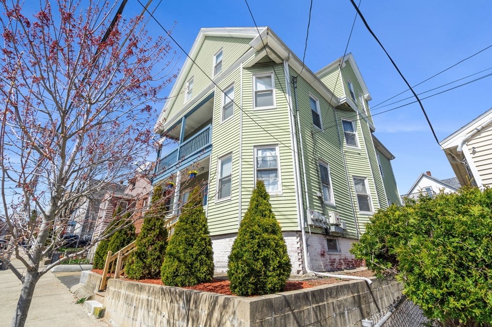 9 Calhoun Ave, Everett MA  02149-5208 exterior