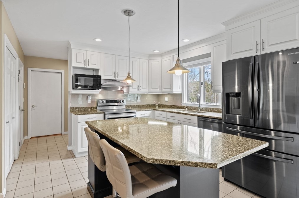 1 Punch Bowl Dr, Falmouth MA  02540-2342 exterior