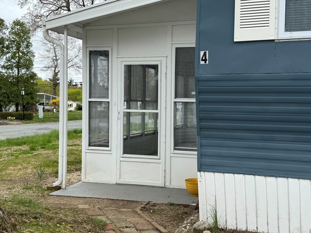 4 Mayflower Ave, Taunton MA  02780-1115 exterior