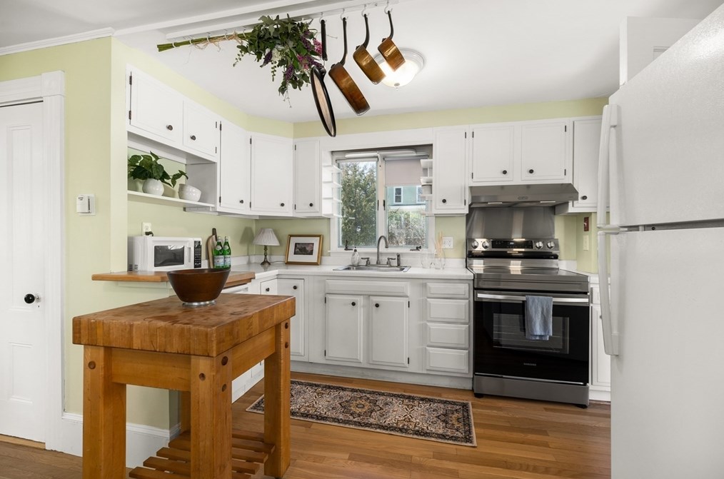 4 Mount Locust Ave, Rockport MA  01966-1117 exterior