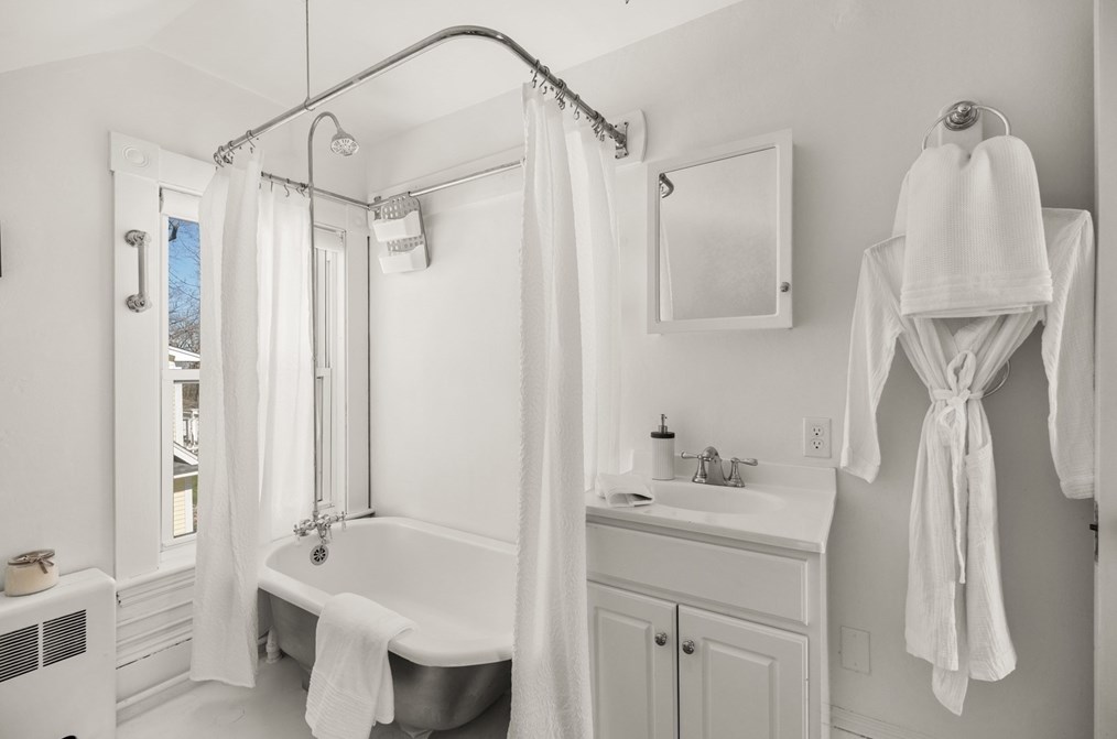 4 Mount Locust Ave, Rockport MA  01966-1117 exterior