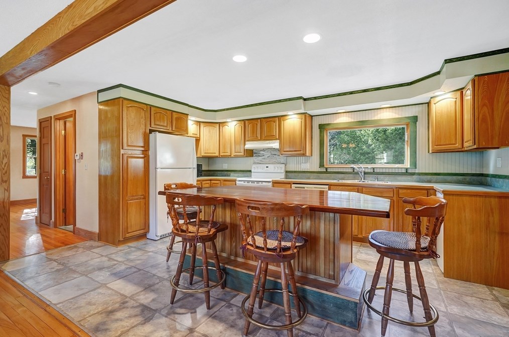 63 Country Clb Dr, Montgomery MA 01085 exterior