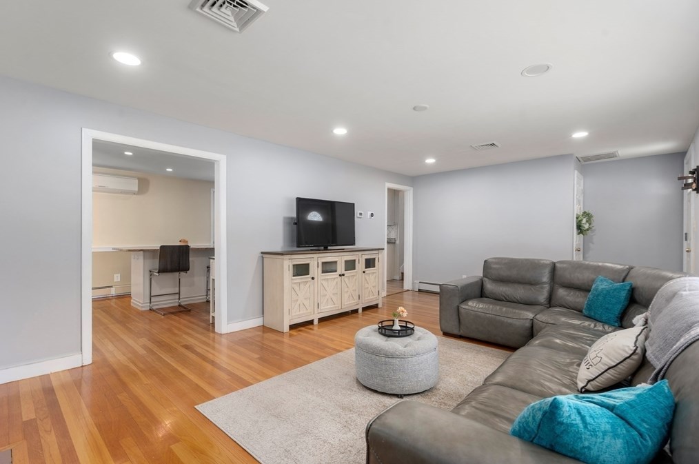 31 Roosevelt Rd, Lexington MA  02421-7411 exterior