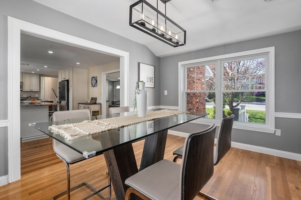 31 Roosevelt Rd, Lexington MA  02421-7411 exterior