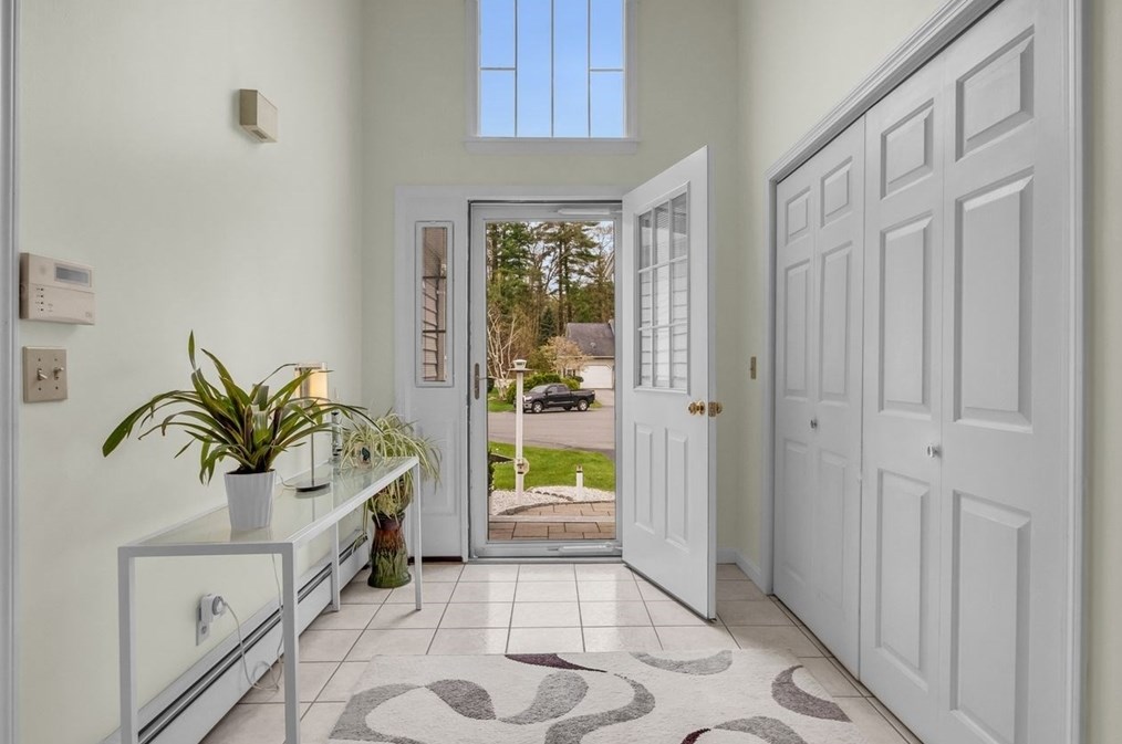 10 Elizabeth Dr, Northborough MA 01532-1675 exterior