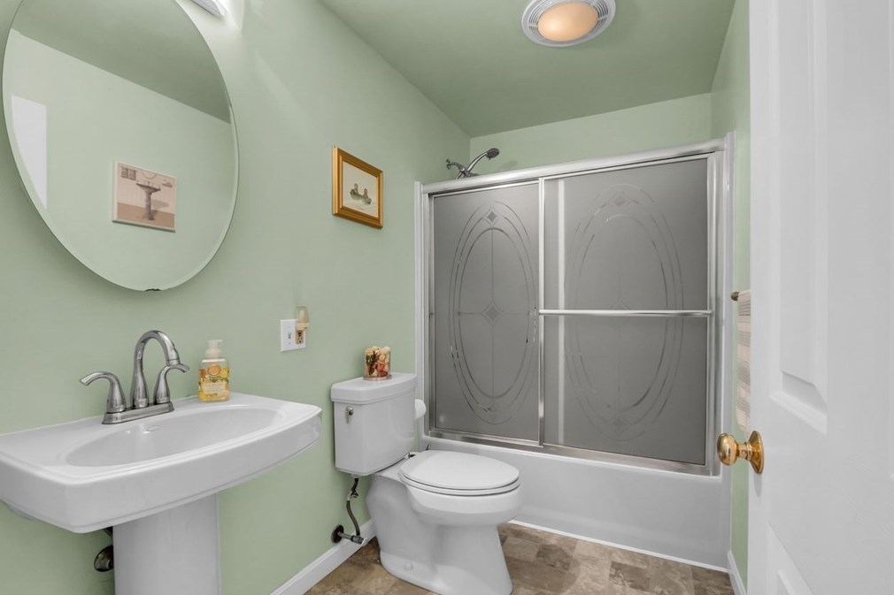 10 Elizabeth Dr, Northborough MA 01532-1675 exterior