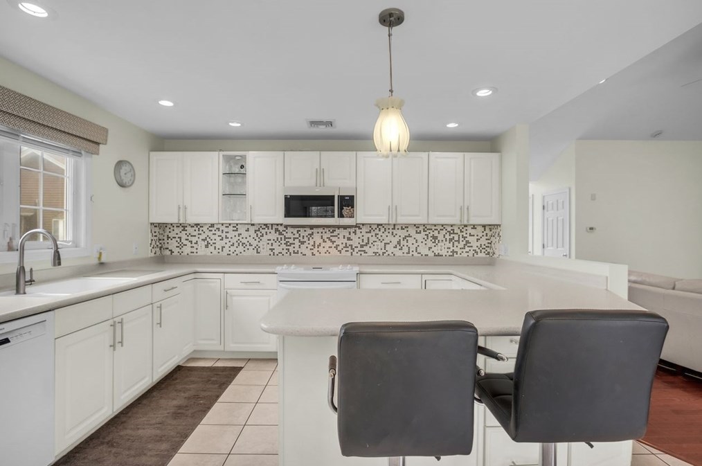 10 Elizabeth Dr, Northborough MA 01532-1675 exterior