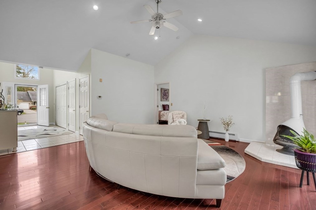 10 Elizabeth Dr, Northborough MA 01532-1675 exterior