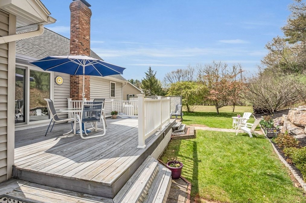 10 Elizabeth Dr, Northborough MA 01532-1675 exterior