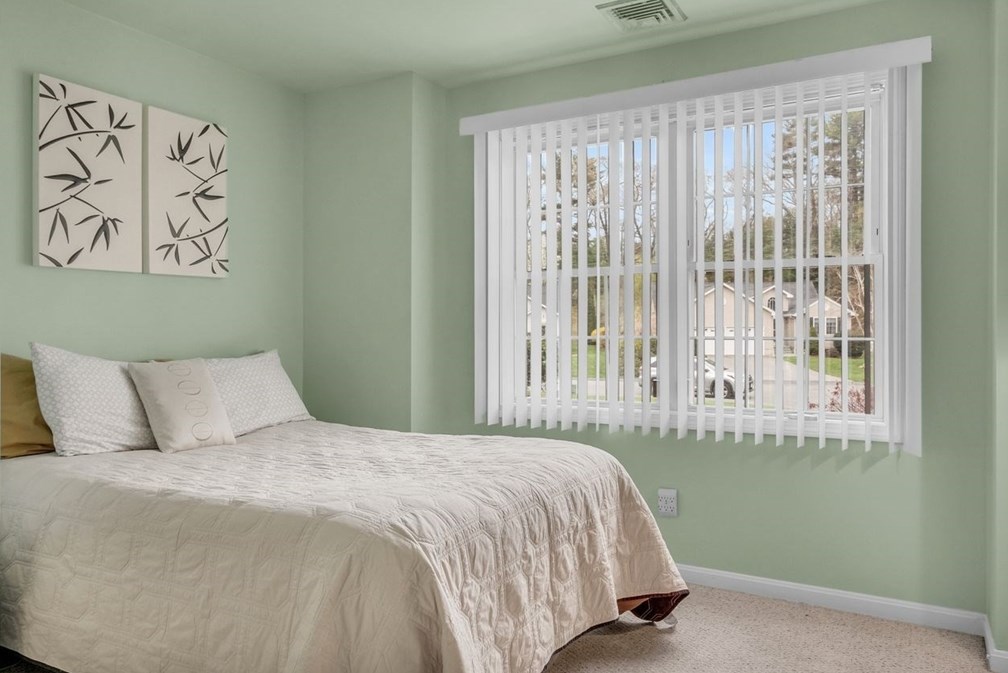 10 Elizabeth Dr, Northborough MA 01532-1675 exterior