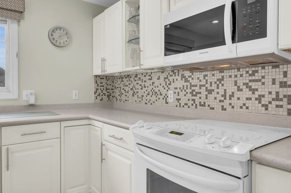 10 Elizabeth Dr, Northborough MA 01532-1675 exterior