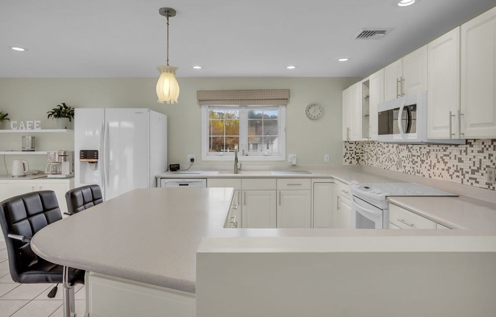 10 Elizabeth Dr, Northborough MA 01532-1675 exterior