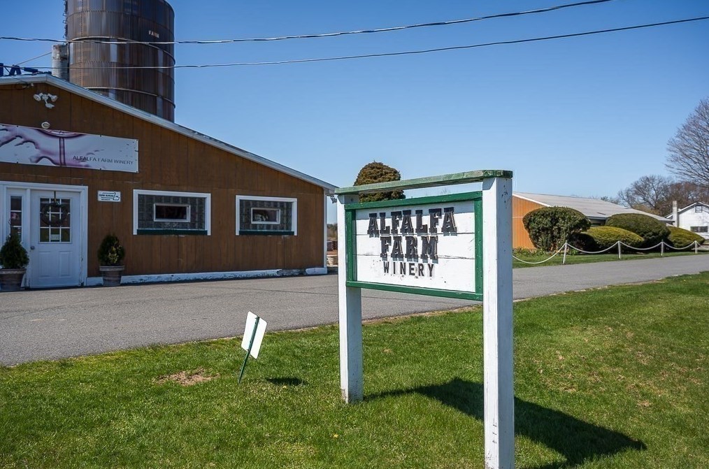 249 Rowley Bridge Rd, Topsfield MA 01983-2001 exterior