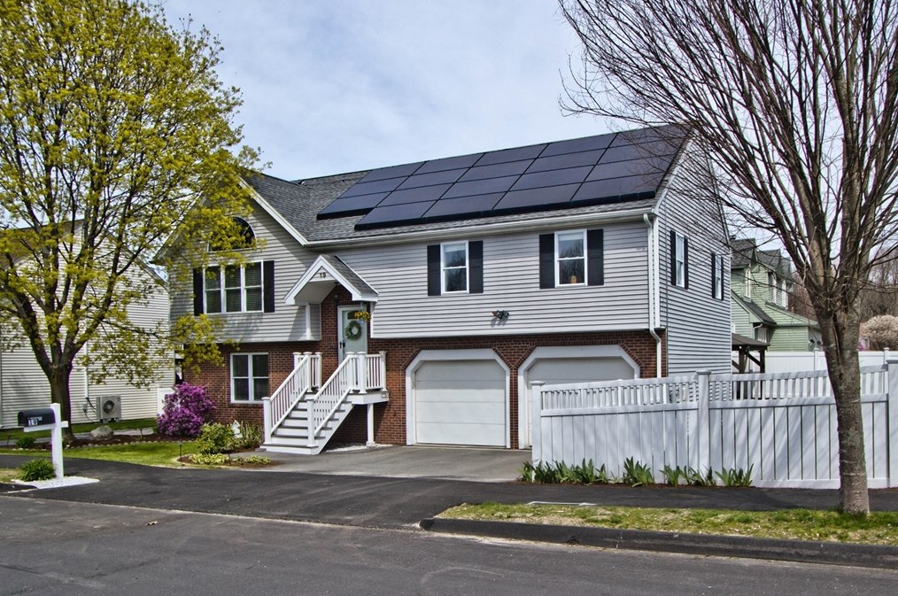 19 Matteo St, Worcester MA  01606-1178 exterior