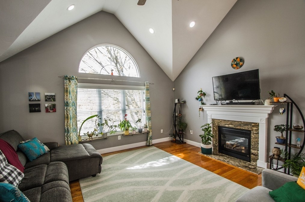 19 Matteo St, Worcester MA  01606-1178 exterior