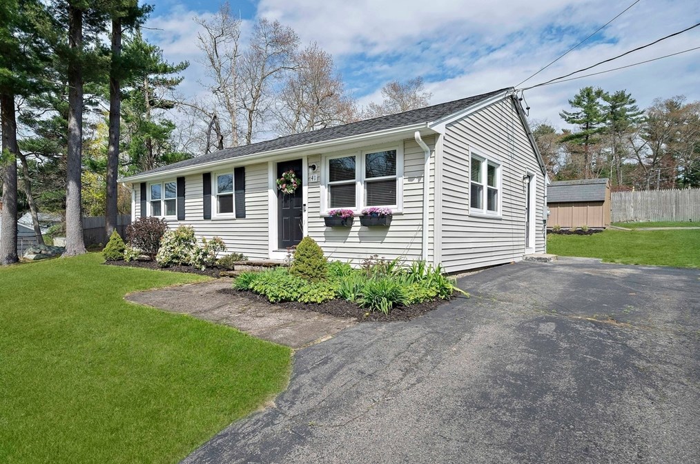 41 Lorna Ave, Pembroke, MA 02359