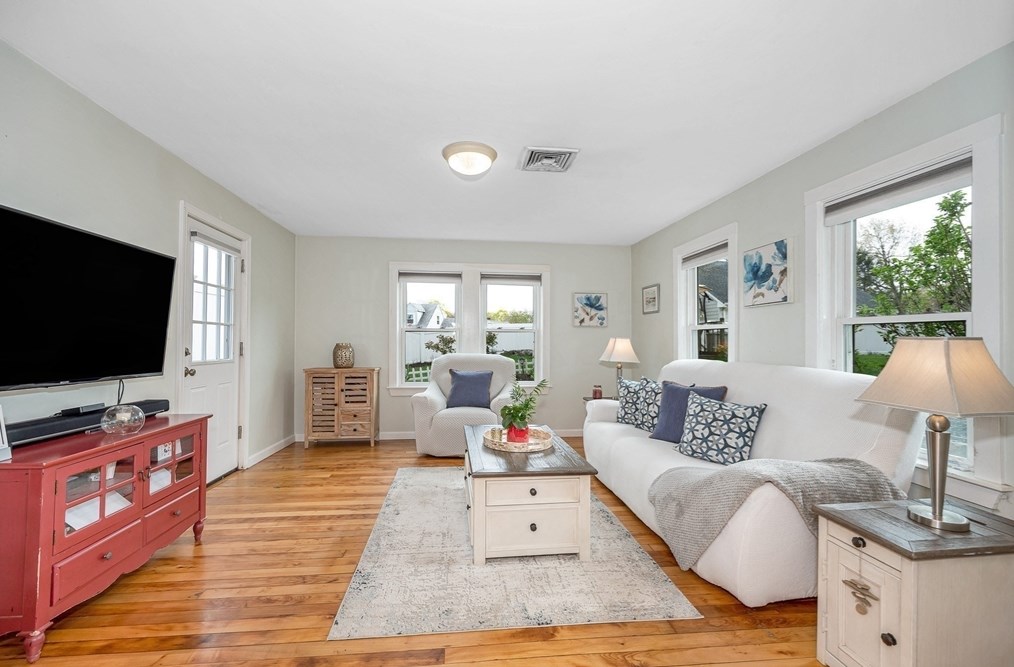 108 Pearl St, Reading MA  01867-1733 exterior