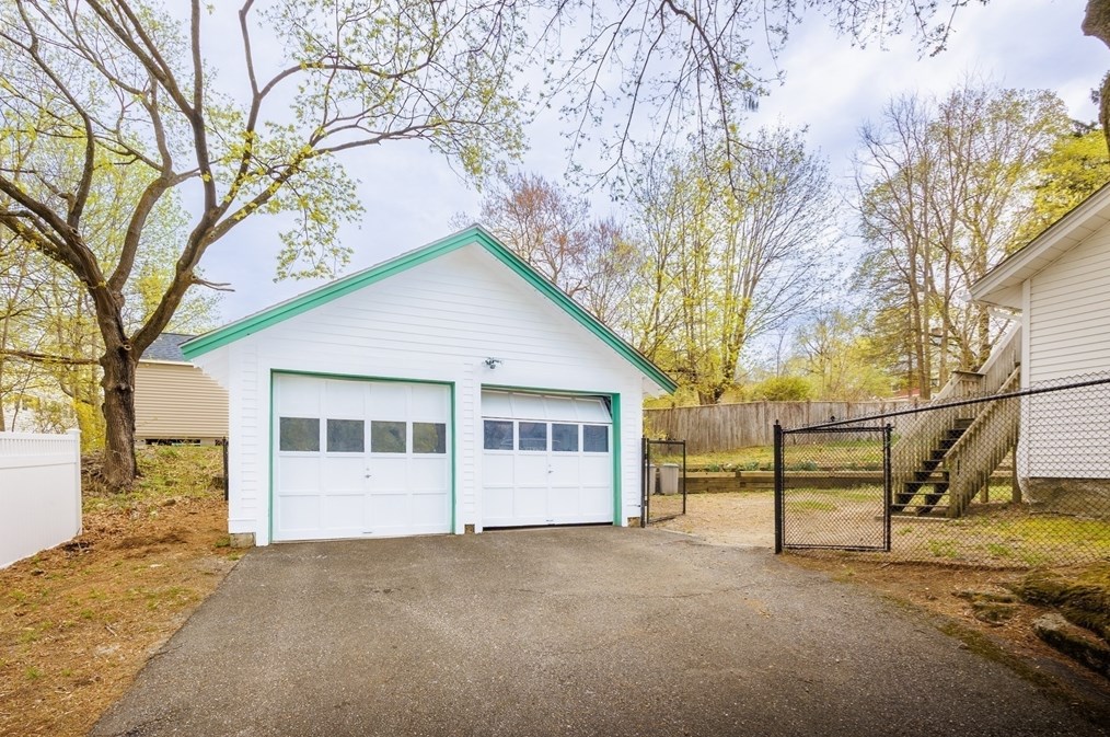 692 Grove St, Worcester MA 01605-2603 exterior