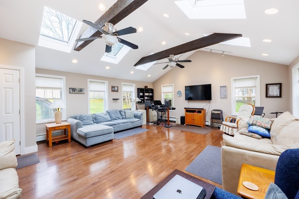 692 Grove St, Worcester MA 01605-2603 exterior