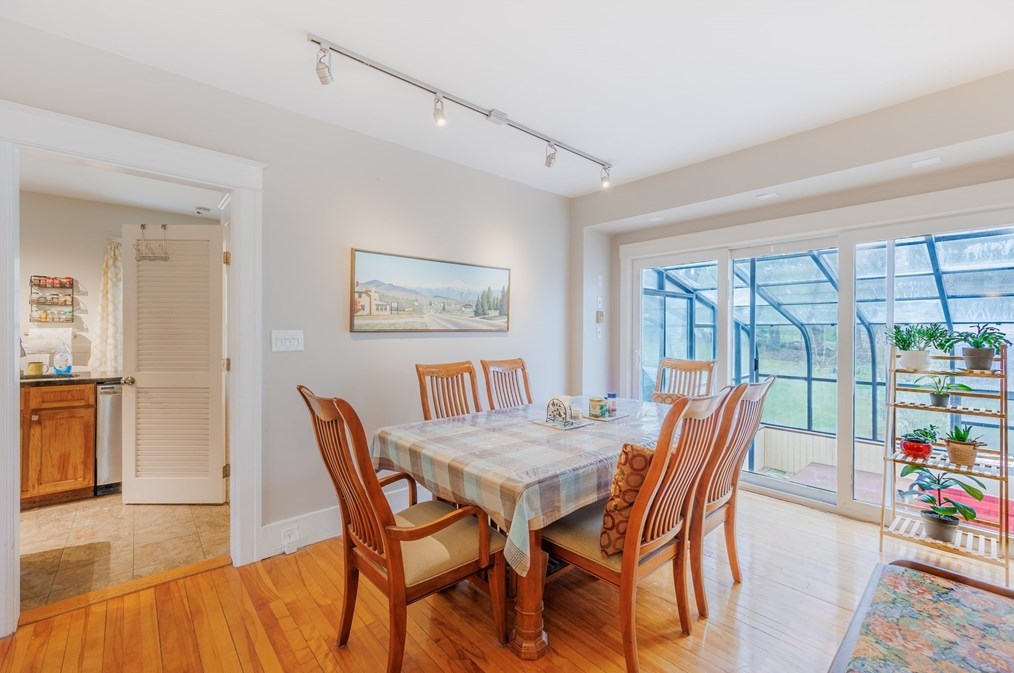 692 Grove St, Worcester MA 01605-2603 exterior