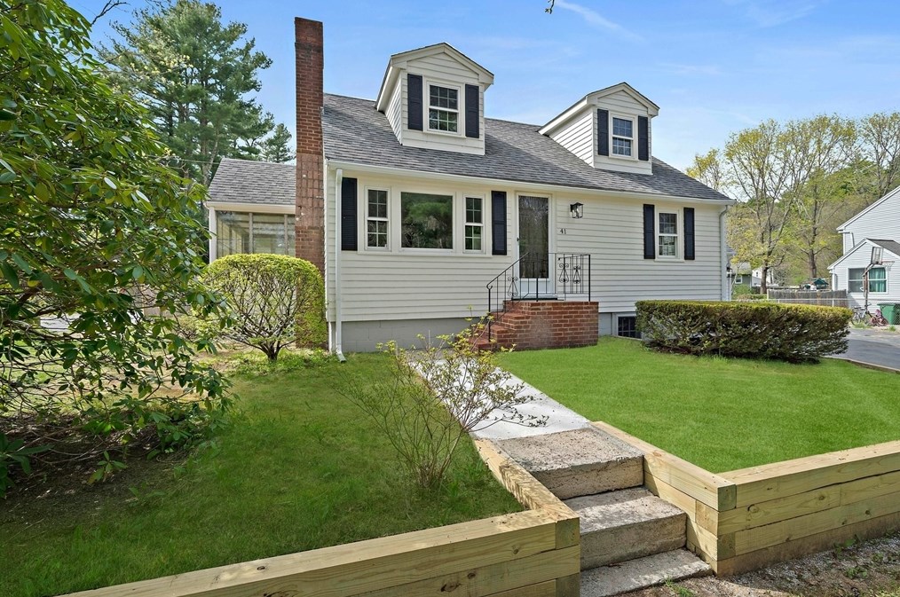 41 Wampatuck St, Pembroke MA  02359-2430 exterior