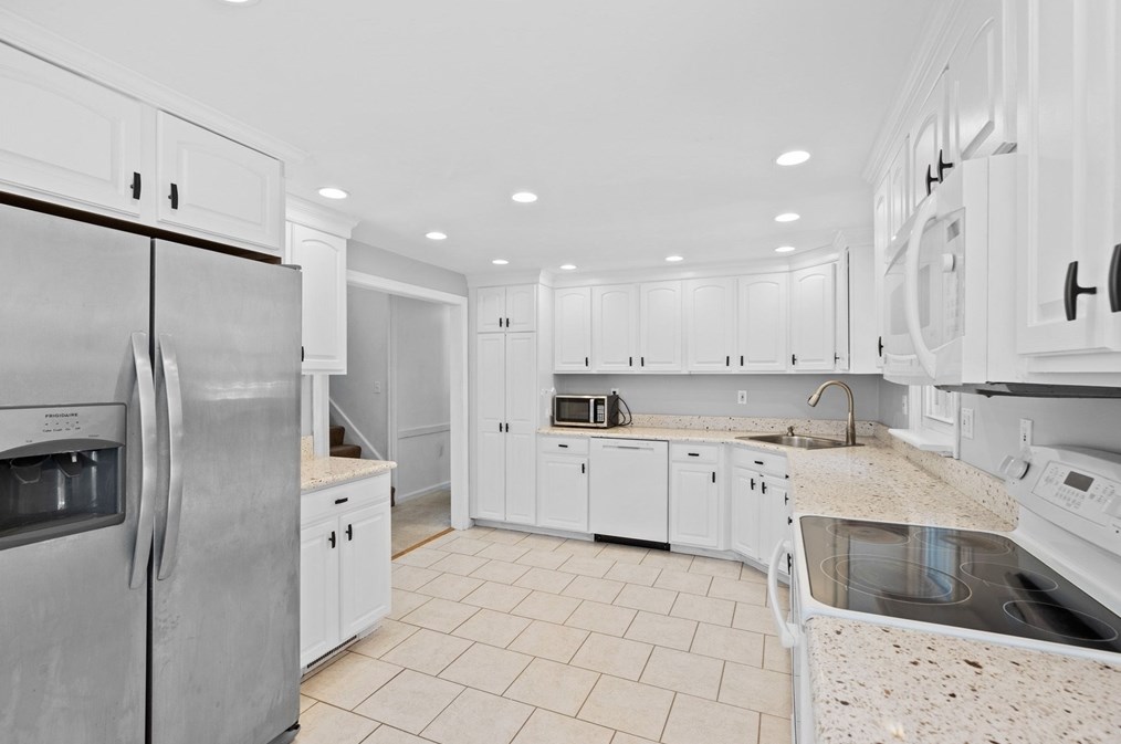 235 Pleasant St, Hanover MA  02339-1840 exterior