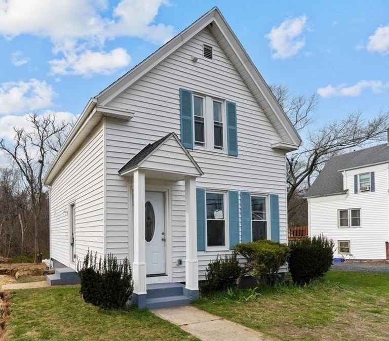 215 Center St, West Bridgewater, MA 02379-1813