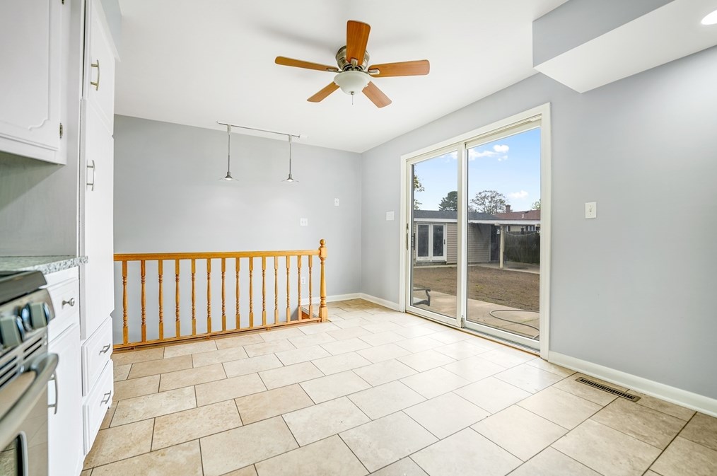 893 Pne Hl Dr, New Bedford MA 02745-1921 exterior