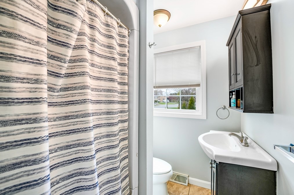 893 Pne Hl Dr, New Bedford MA 02745-1921 exterior