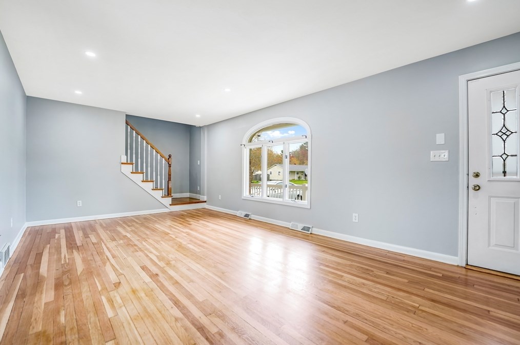 893 Pne Hl Dr, New Bedford MA 02745-1921 exterior