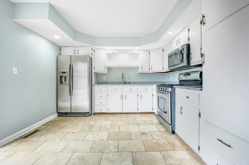 893 Pne Hl Dr, New Bedford MA 02745-1921 exterior