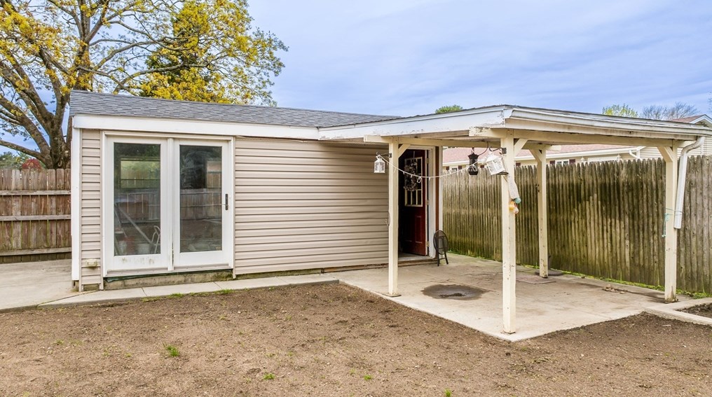 893 Pne Hl Dr, New Bedford MA 02745-1921 exterior