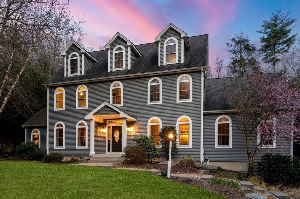 400 New Boston Rd, Sturbridge MA 01566-2322 exterior