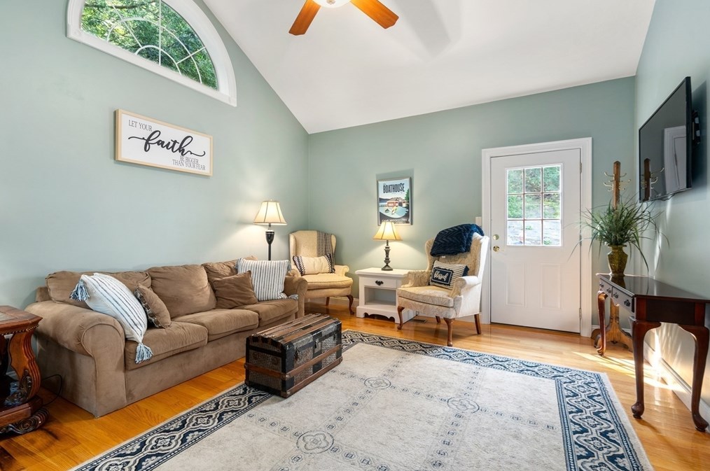 400 New Boston Rd, Sturbridge MA 01566-2322 exterior